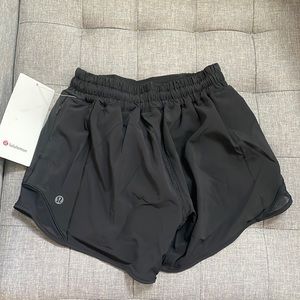Lululemon Black Hotty LR Short 4 inch lined